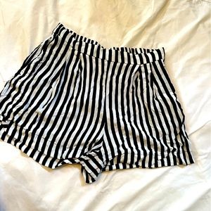H&M flowy black and white stripe shorts size 8 with pockets